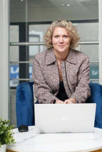 Emilie  Cechetti  - All4home : J'ai renouvelé mon contrat de franchise avec All4home, car leur accompagnement des 7 premières années a été excellent