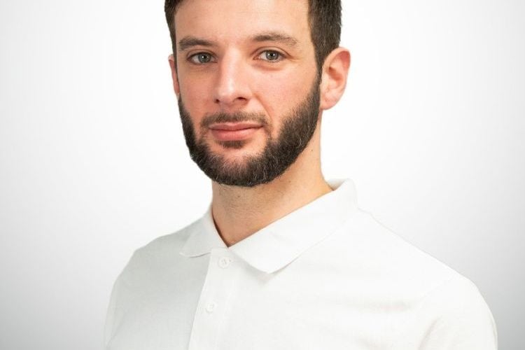 Quentin Capet - Franchisé Avenir Rénovations : « Avenir Rénovations nous a convaincus par la clarté de son modèle, la qualité de son accompagnement et le professionnalisme de son organisation. »