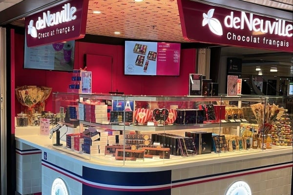 De Neuville renforce son maillage avec un kiosque à la gare Montparnasse