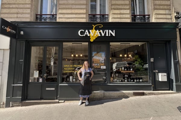 Cavavin poursuit son déploiement en accueillant sa plus jeune franchisée à Paris