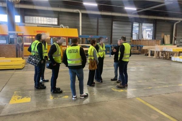 Natilia : des constructeurs de maisons individuelles visitent l’usine POBI