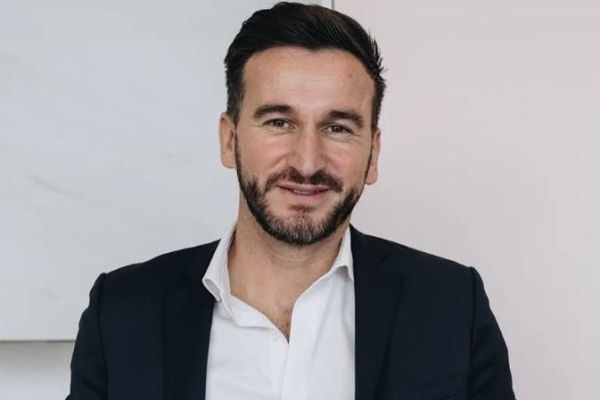Mickaël Curtil, directeur commercial Cuisines AvivA, prend la parole