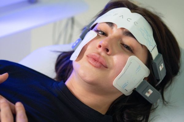 CF7 Esthétique et Nutrition étoffe son offre avec la neurostimulation faciale Wonder Clinique