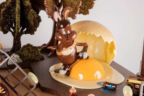 Pâques 2026 : Yves Thuriès - Chocolatier récoltant repense sa pièce vitrine dans un univers urbain et créatif