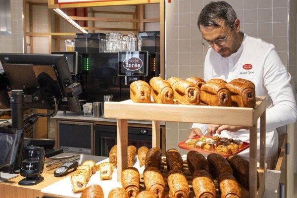 Brioche Dorée prend un nouveau tournant focalisé sur la viennoiserie