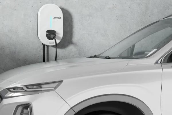 La franchise Leroy Merlin diversifie son offre avec une borne de recharge électrique