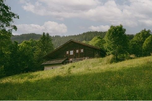 Mobalpa et Sarah Poniatowski transforment une ferme d'alpage en haut lieu de design