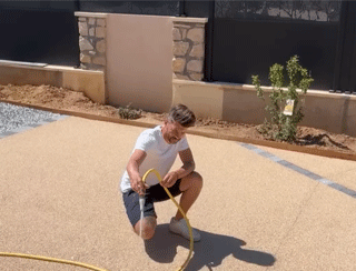 On créé une Cour Carrossable en Résine Drainante - 